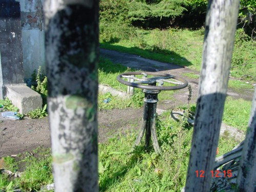 mayfield-gate-lodge-02 Wheel used to open the gates