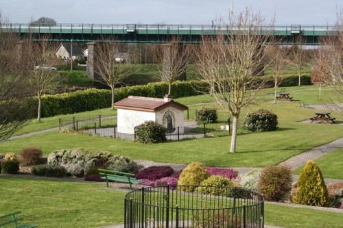 The park seen from the aqueduct, with the railway bridge in the background