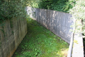 The building of this underpass under the N72 shortened the lock