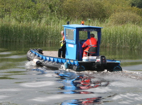 Fast workboat below Carrick-on-Shannon July 2010 cropped_resize