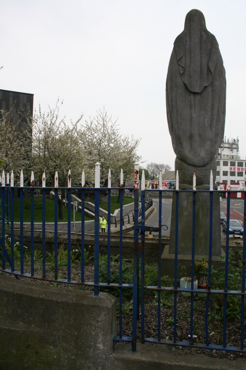 The statue on the aqueduct