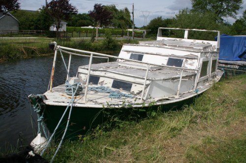 Unidentified cruiser at Shannon Harbour 1_resize Unidentified cruiser at Shannon Harbour
