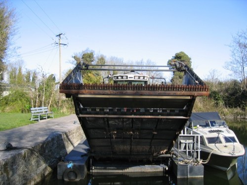 weedcutter_Lecarrow_2008_2 (copyright Tina) Bows on