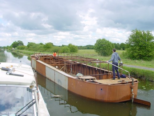 80m passes 04_resize Replica GCC motor-barge heads for Tullamore