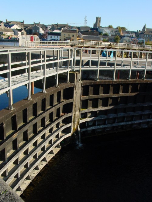 Lower water-outlet gear