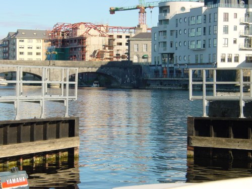 The upper gates, closing