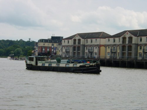 Dabu waiting to be last barge in 01_resize Dabu has turned to head upstream ...
