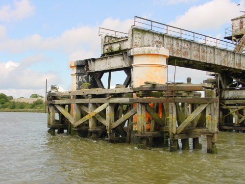 Disused railway bridge 02_resize Passing through the old railway bridge (the line is not used)