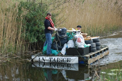 DSC_0144a_resize Collecting recyclables on the Boyne