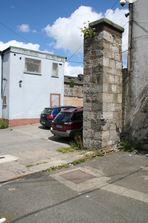 entrance-pillar-2_resize A pillar at the entrance, seen from outside