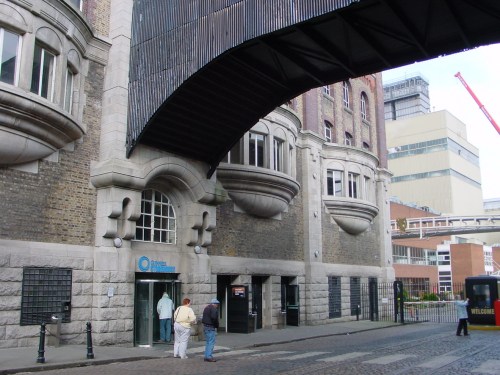 entrance-to-storehouse-off-market-street Looking in at the entrance from Market Street