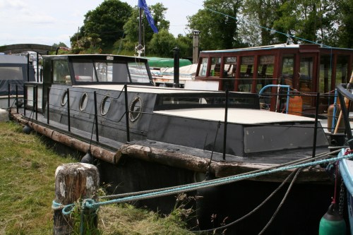 IMG_7827_resize Black boat at Shannon Harbour