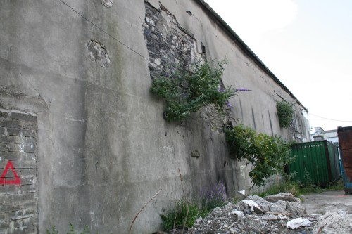 looking-along-the-length-of-the-building-shows-more-stone_resize Looking along the side of the building
