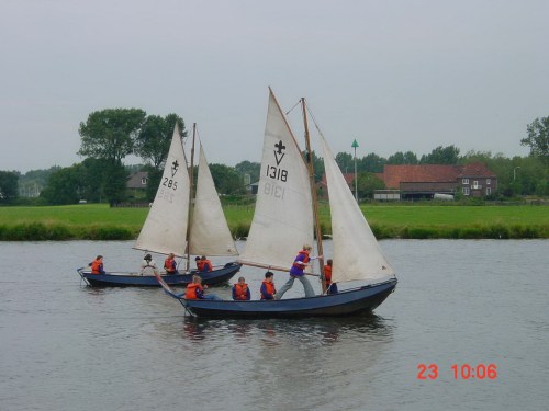 Two vlets sailing on the Maas