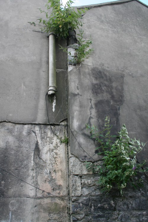 stone-wall-of-a-narrow-building-5_resize1 Stone to the right