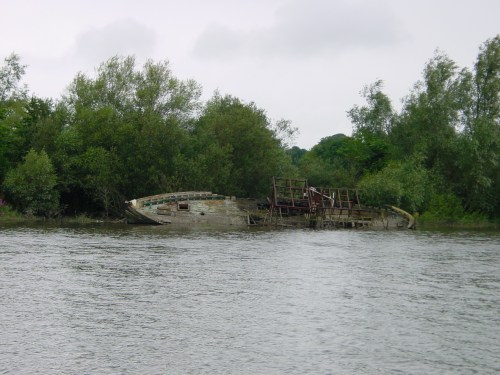 Wreck below Tybroughney Castle 02_resize Abandoned boat below Tybroughney Castle