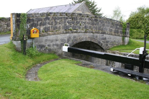 Middle gate beam. Note the curved stone path: such provision is not common at Irish locks