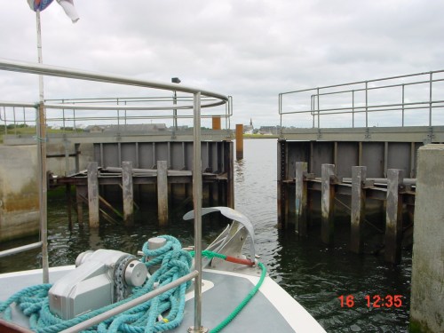 Gates opening (2002)