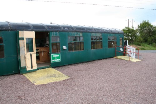 IMG_6705_resize the entrance gates (right) and the refreshment carriage, with good coffee