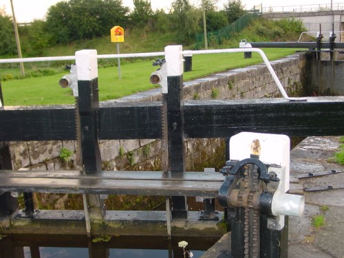 Shrouded spindles on both gate-racks and land-rack at Lock 28