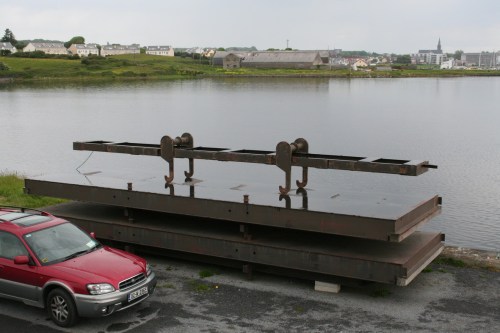 Stop-planks with lifting mechanism