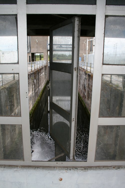 The upper chamber is controlled from this room between the two chambers (2007)