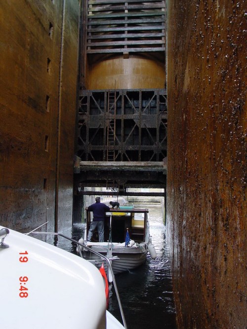 Passing from the upper to the lower chamber 2 (2001)