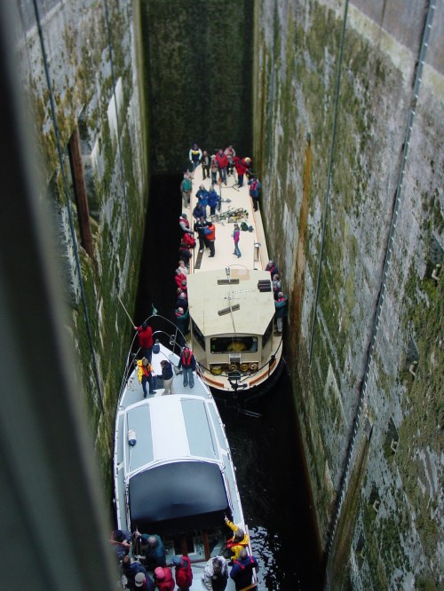 Barge and cruiser in lower lock (2003)