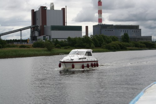 Shannonbridge power station 17_resize A cruiser passes the power station (2008)