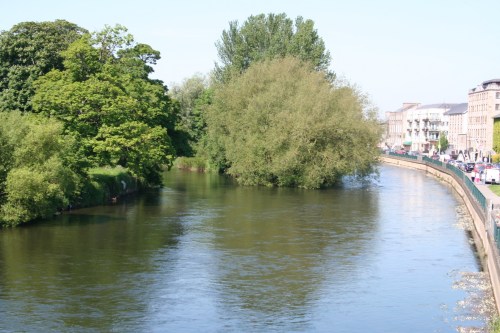 Looking upstream from Gashouse Bridge at Suir Island ... (2009)
