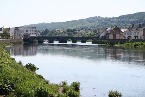The old bridge from upstream with the navigation arch on the far right (2009)
