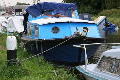 Blue boat 1_resize Blue boat afloat