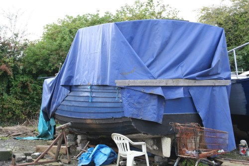 Blue wooden cruiser ashore at Lowtown 1_resize Blue cruiser ashore