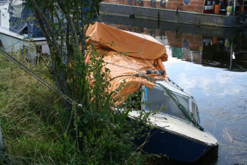 Possibly a plywood cruiser sunk at Lowtown 1_resize Possibly a plywood cruiser