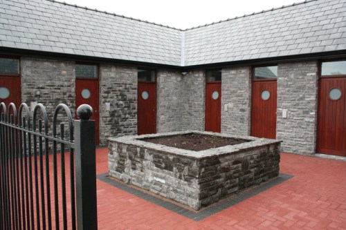 Shannon Harbour improvements May 2009 5724_resize Service block at Shannon Harbour (2009)