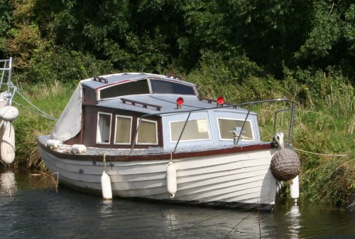 Small white boat with blue decks 3_resize Elegant small boat with proper ventilators