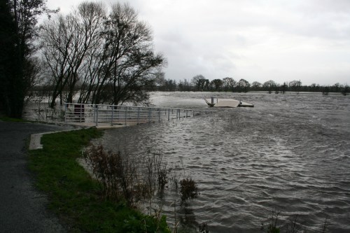 Boat club pontoons floods 20091122_resize