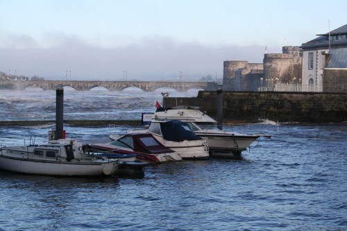 Boats at Custom House quay floods 20091128 7_resize