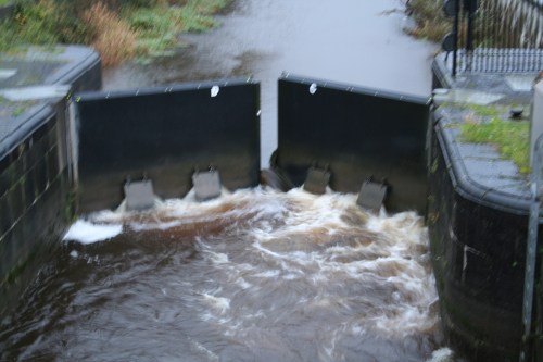 Flood gates at lower lock floods 20091122 2_resize