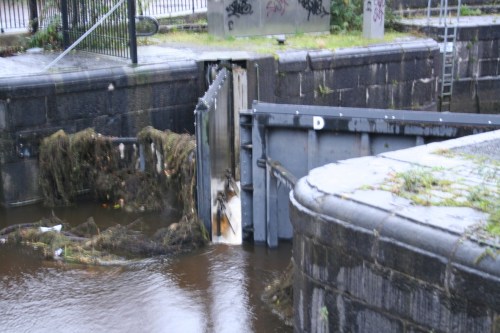Flood gates at lower lock floods 20091122 5_resize
