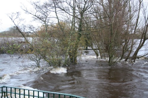 Flow over Corbally weir floods 20091122_resize