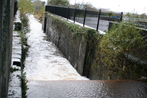 Flow through upper lock floods 20091122 1_resize