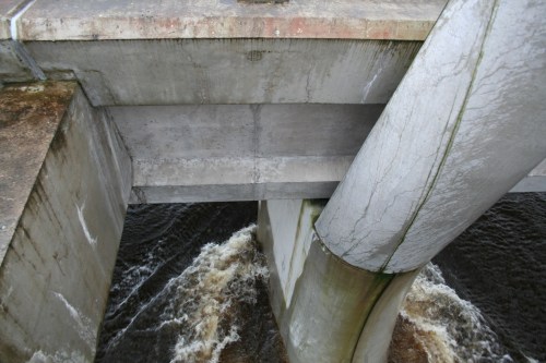 Looking down the gap between the bridges floods 20091122_resize