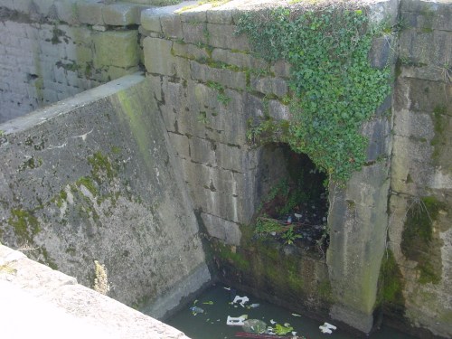 Mysterious hole upper lock Park Canal March 2007 01_resize