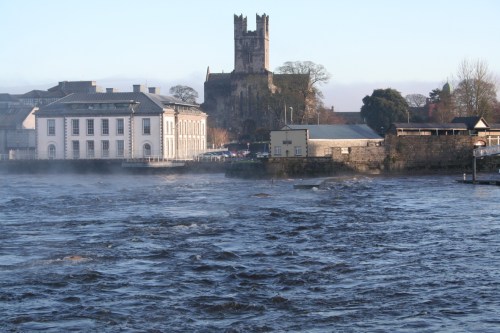Upstream end of weir in floods 20091128 2_resize