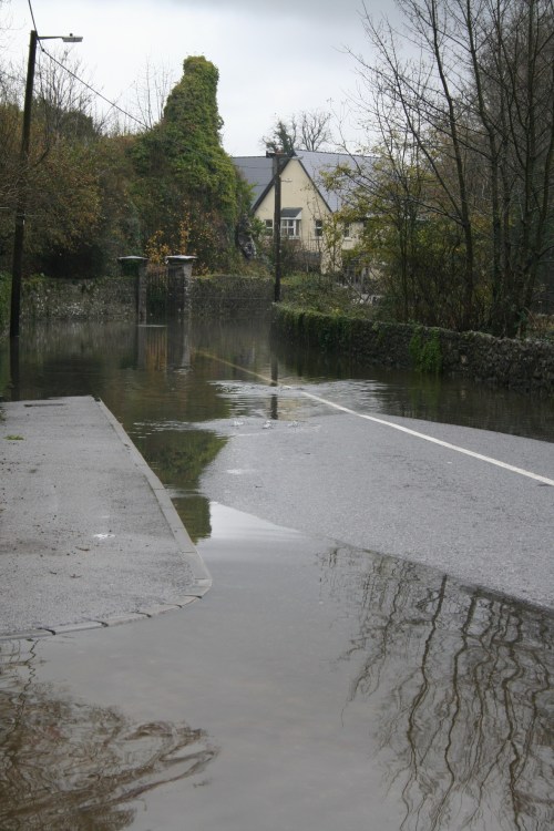 Upwelling on flooded road Castleconnell floods 20091127 02_resize