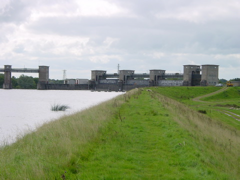 Parteen Villa Weir from the embankment upstream (2008)