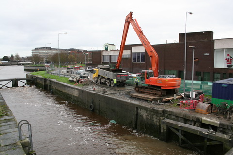 Dredging the sea-lock in Limerick 01_resize