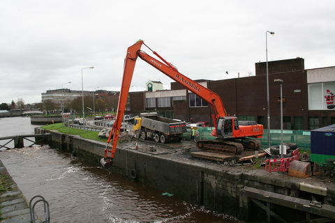 Dredging the sea-lock in Limerick 04_resize