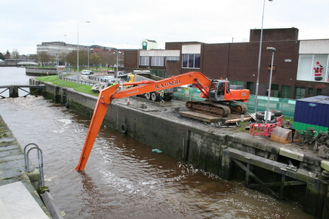 Dredging the sea-lock in Limerick 11_resize